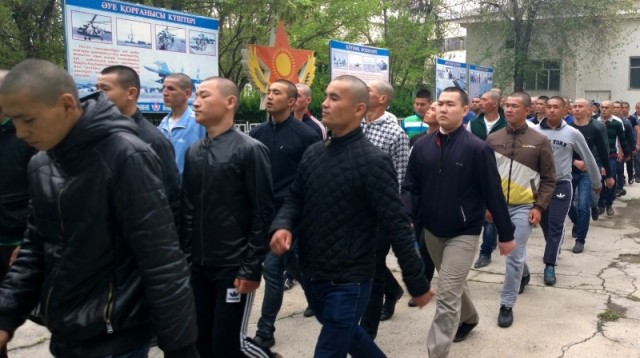 Призывники из разных районов Южно-Казахстанской области еще не успели сменить гражданскую форму на армейскую, но уже выбриты наголо и шагают по-военному, правда, пока не синхронно.