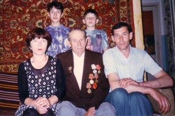 Юрий Антропов (в центре) с семьей младшего сына Петра