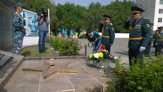 К мемориальной доске с именами участников Второй Мировой военнослужащие части 6506 возложили цветы