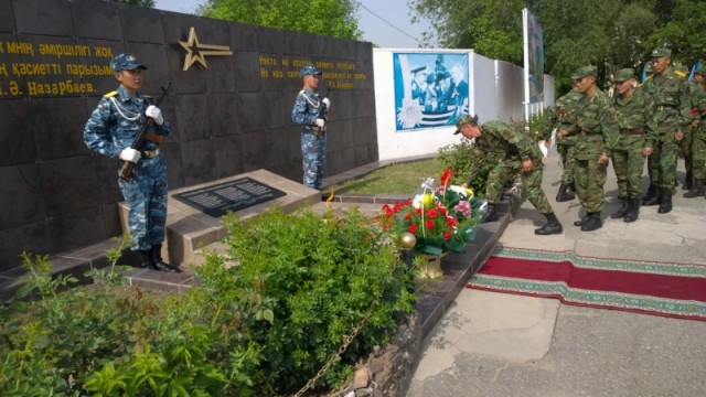 К мемориальной доске с именами участников Второй Мировой военнослужащие части 6506 возложили цветы