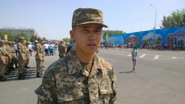 Двадцатилетний Акылбек Музапаров считает, что армия делает из простых парней настоящих мужчин. Акылбек год будет служить в ВДВ 
