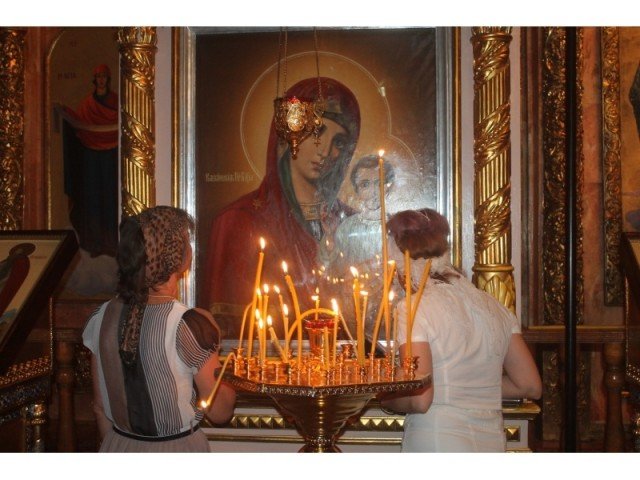 Те, кто уже прикоснулся к святыне, ставят свечи заступнице