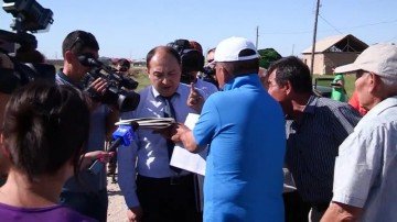 Исполняющему обязанности начальника отдела земельных отношений Шымкента Касымбеку Сайлауову не удалось успокоить недовольных