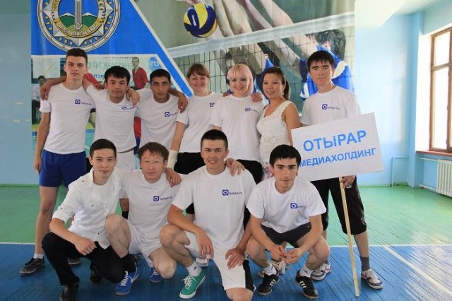 Участники волейбольного турнира, сотрудники медиахолдинга "Отырар"