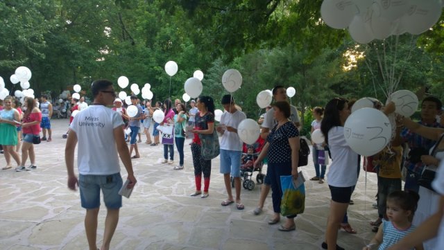 Всем желающим сотрудники университета "Мирас" раздали воздушные шарики с номерами