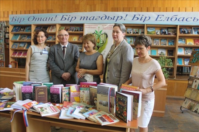 Ирина Переверзева передала в дар библиотеке несколько десятков новейших российских изданий