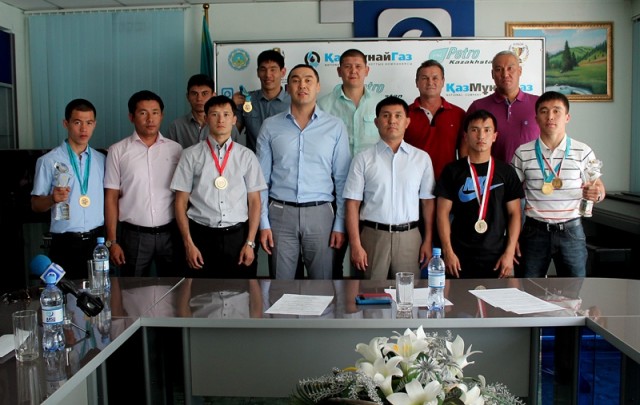 Руководители и представители федерации бокса ЮКО, именитые боксеры ЮКО и их тренеры 