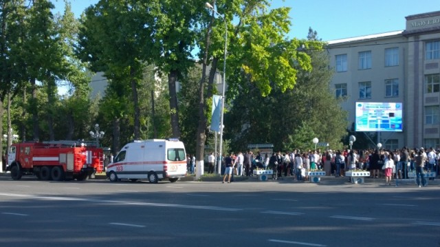 Возле пункта тестирования в ЮКГУ им. М.Ауезова дежурит полиция, скорая и пожарные