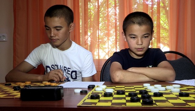 Справа на фото Елдос Наби. Слева Ислам Наби чемпион РК по шашкам среди молодежи