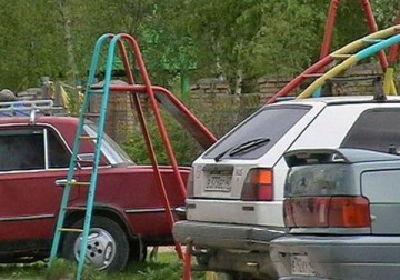 Машины ставить на детских площадках строго запрещено