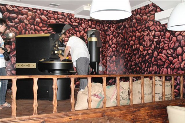 Кофежарка работает прямо в зале, каждый посетитель видит, как превращается в черное золото обычный зеленый орешек
