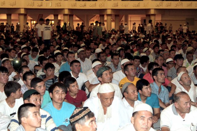 Тысячи мусульман слушали в большом зале областной мечети слушали проповеди имамов