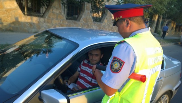 Молодые водители не только выслушивали нотации чиновников, но и, конечно, выполняли требования сотрудников полиции