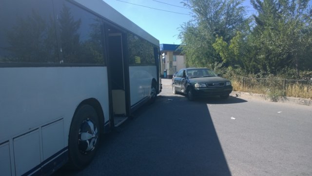Автобус с пассажирами врезался в иномарку 