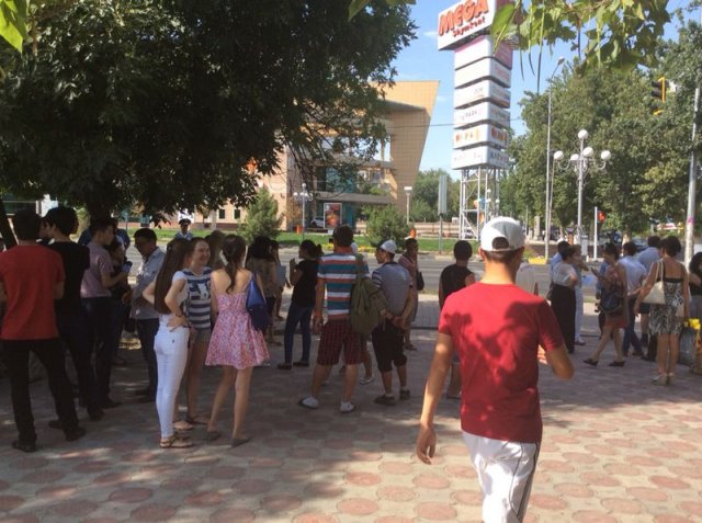 "МегаЦентр" оцепили силовики, перекрыты центральные улицы Шымкента