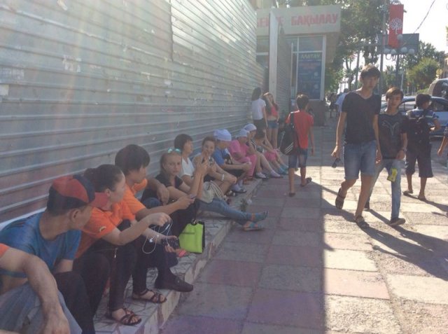 "МегаЦентр" оцепили силовики, перекрыты центральные улицы Шымкента