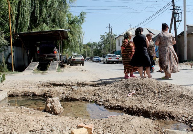 В прорыве водопровода на улице Тажибаева жители винят подрядчиков
