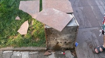Выдранная с корнем плитка