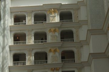 Королевские и президентские этажи украшают золотые орлы