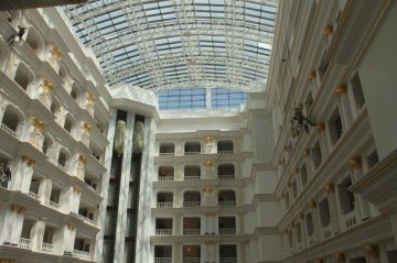Двенадцать этажей отеля "Rixos" венчает прозрачный потолок