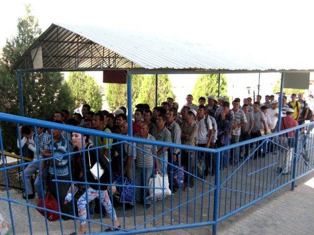 Ежедневно через узбекистанско-казахстанскую границу проходить до 6 тысяч человек
