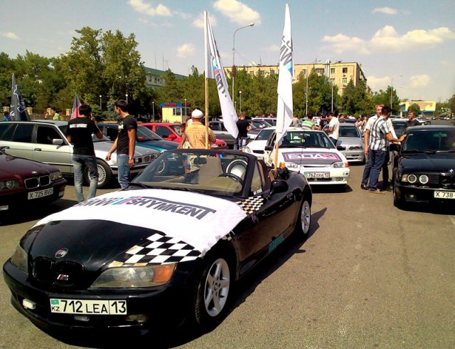 Парад авто и мото клубов начался с площади Аль-Фараби 