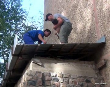В Шымкенте ребенок упал с пятого этажа и остался жив 