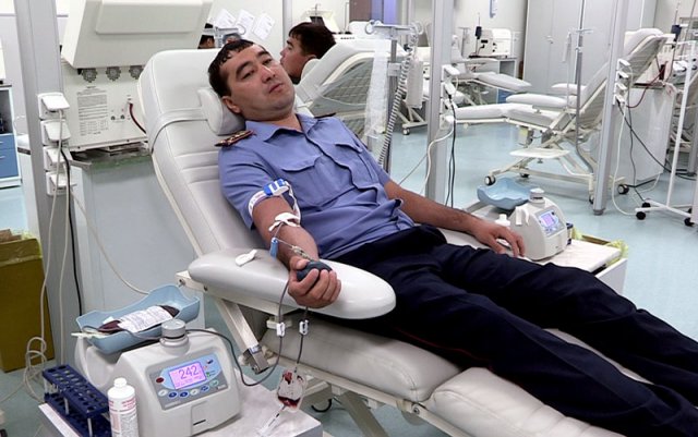 Полицейские ЮКО сдают кровь пострадавшим в ДТП детям