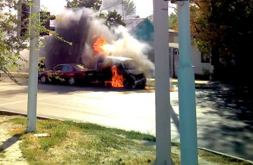 На шымкентском перекрестке загорелась машина
