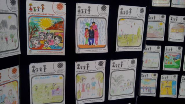 Дети приняли участие в конкурсе детских рисунков "Папа, мама, я - дружная семья"