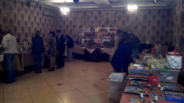 На выставке-продаже ручных изделий свои работы представили около 20 мастериц Южного Казахстана