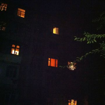 Из окна дома № 39 по улице Джангильдина (мкр-он "Карасу") выпал четырехлетний ребенок.