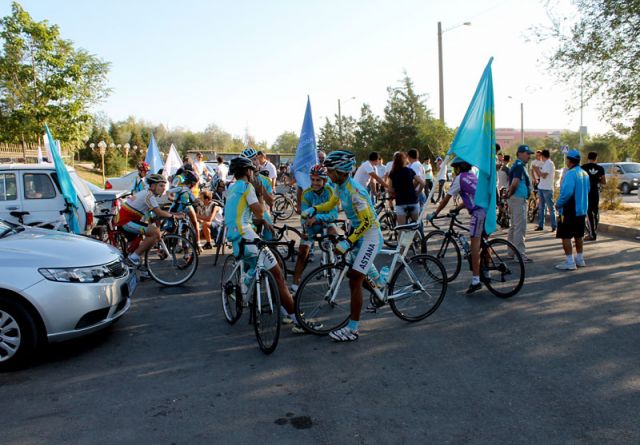 Участники велопарада собирались возле Дендропарка