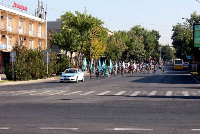 Пустующая городская площадь Ордабасы стала финишем праздничного, массового велозаезда