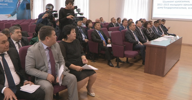 Во время сессии, депутаты городского Маслихата рассмотрели и ход выполнения программы развития Шымкента на 2011-2015 годы