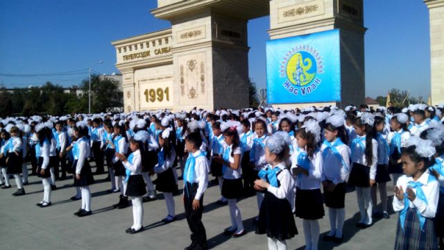 В Шымкенте в парке Независимости прошло торжественное посвящение школьников в ряды "Жас Улан"