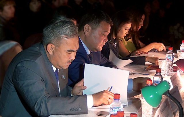 В составе жюри были чиновники, депутаты, заслуженные тренеры РК, звезды казахстанской эстрады, а также владельцы модных магазинов одежды