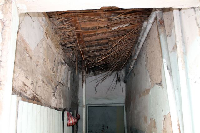 Здание малосемейного общежития, по ул. Гагарина, разваливается