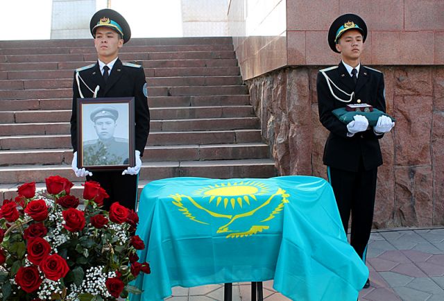Останки южноказахстанского офицера привезли в Шымкент