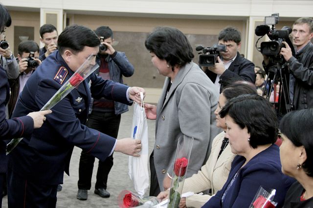 Представители МВД РК награждают семьи погибших полицейских ЮКО 