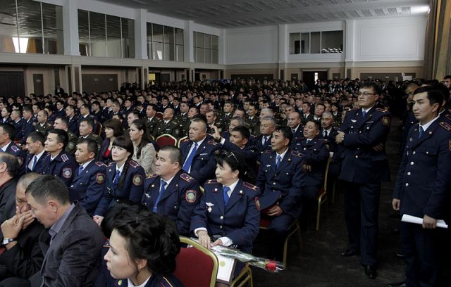 МВД РК наградило семьи погибших полицейских ЮКО
