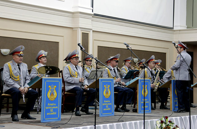 Для виновников торжества был организован небольшой концерт. Полицейский ансамбль ДВД города Алматы подарил гостям живую музыку 
