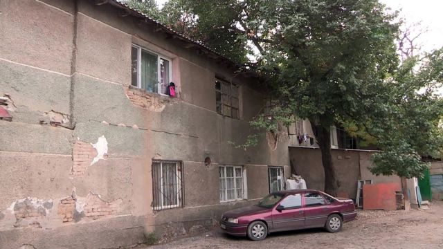 Здание малосемейного общежития, по ул. Гагарина, разваливается