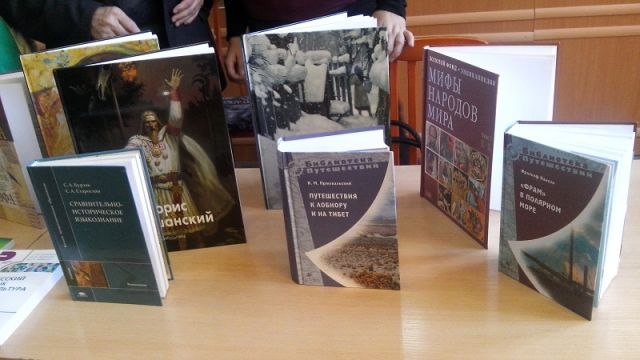 Консул РФ подарил шымкентской библиотеки 30 новых книг