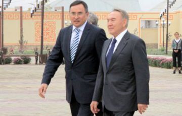 Аскар Мырзахметов и Нурсултан Назарбаев в парке Независимости