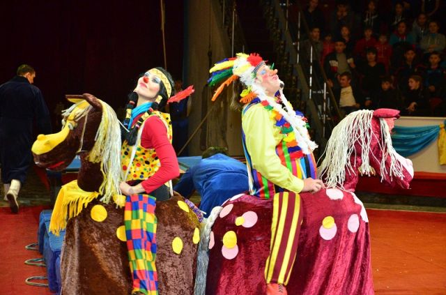 Грандиозную шоу-программу с участием дрессированных животных, клоунов, акробатов и рекордсменов книги рекордов Гинесса представили звезды московского цирка