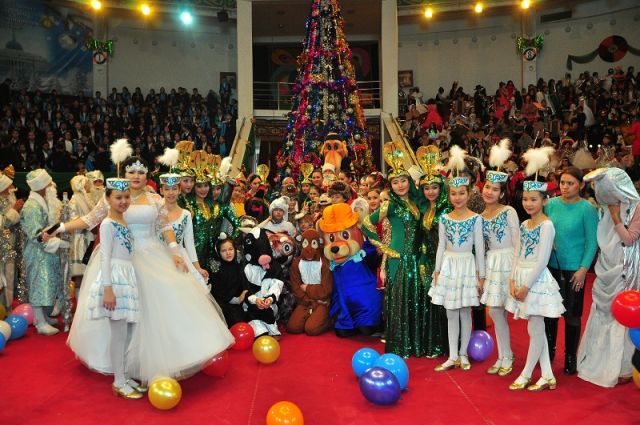 Настоящей новогодней сказкой стала президентская елка для 200 маленьких жителей Южно-Казахстанской области