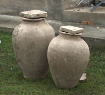 Житель Тюлькубасского района Есенали Рысымбеков, работая по хозяйству, выкопал два глиняных кувшина.