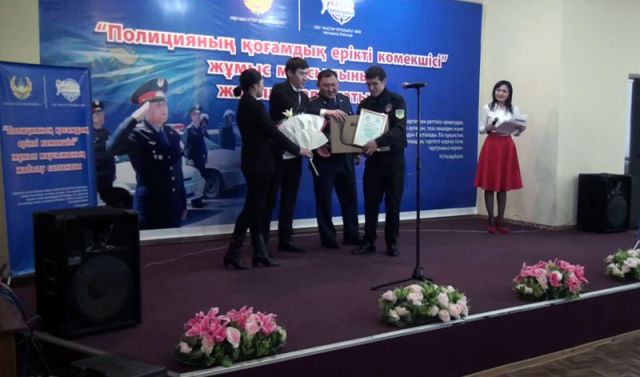 Студенты помогают полицейским охранять общественный порядок в Шымкенте