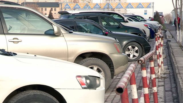 Водители паркуются в нарушение правил ПДД